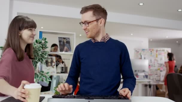 Homem profissional que trabalha no computador — Vídeo de Stock