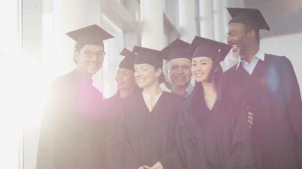 Estudiantes maduros en el día de la graduación — Vídeo de stock