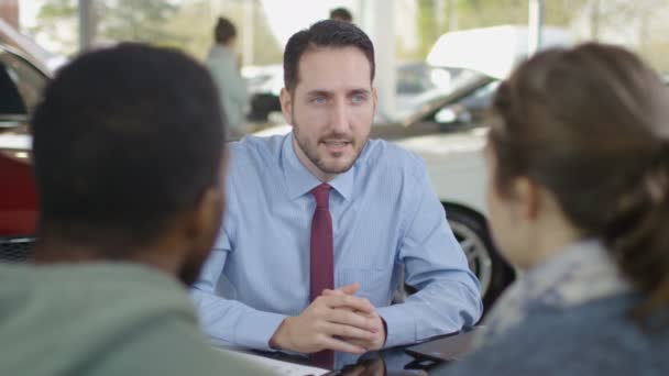 Couple taking key to new car — Αρχείο Βίντεο