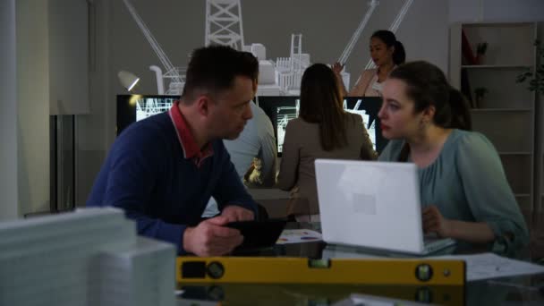 ingénieurs travaillant sur un projet  