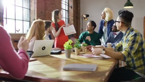 Bedrijfsgroep brainstormen voor ideeën — Stockvideo