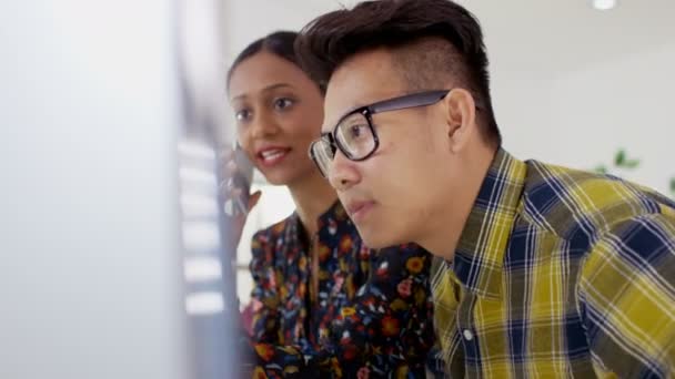 Hombres que trabajan en la computadora — Vídeos de Stock