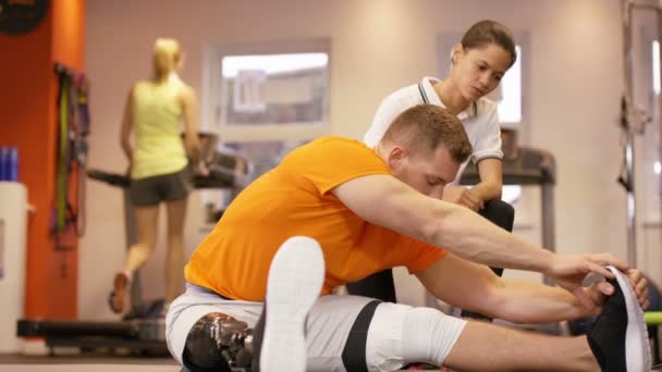 Trainer working out with personal trainer — Stock video