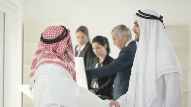 Арабские бизнесмены пожимают руки — стоковое видео