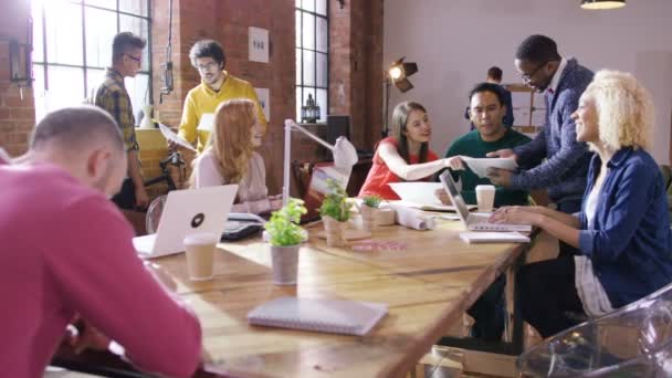 homme d'affaires travaillant avec des collègues 