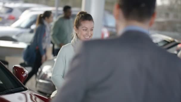 Pareja comprando coche nuevo — Vídeos de Stock