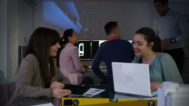 ingénieurs travaillant sur un projet  