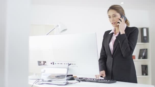 Hombre de negocios y mujer de negocios mirando computar — Vídeo de stock