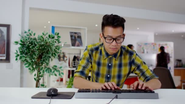 Professionele man aan het werk op de computer — Stockvideo