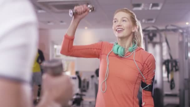 Mujer haciendo ejercicio con entrenador personal — Vídeo de stock