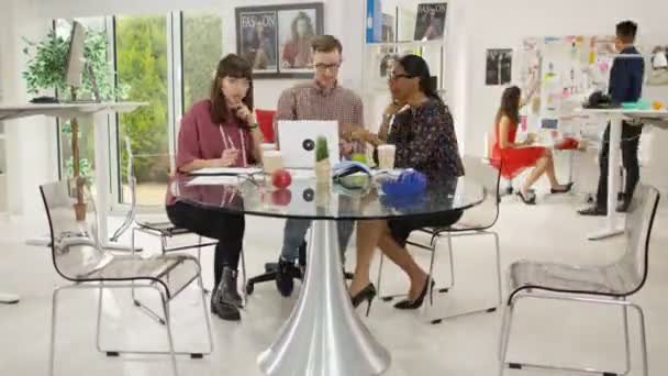 équipe de conception au travail au bureau 