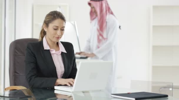 Mujer de negocios con hombre de negocios árabe — Vídeos de Stock