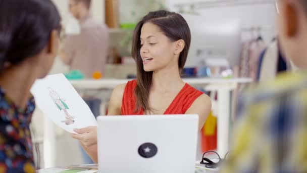 Trabajador sonriente en una oficina de la revista de moda — Vídeo de stock