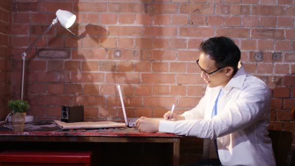 Man working on laptop — Stock Video