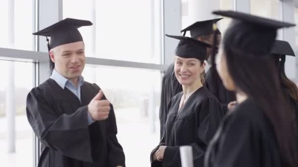 Ώριμους σπουδαστές ημέρα αποφοίτησης — Αρχείο Βίντεο