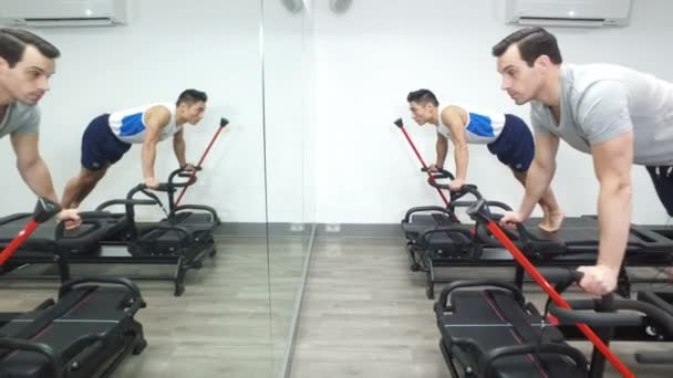 Men working out on strength training machines — Αρχείο Βίντεο