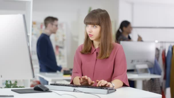 Mujer trabajando en la computadora — Vídeos de Stock