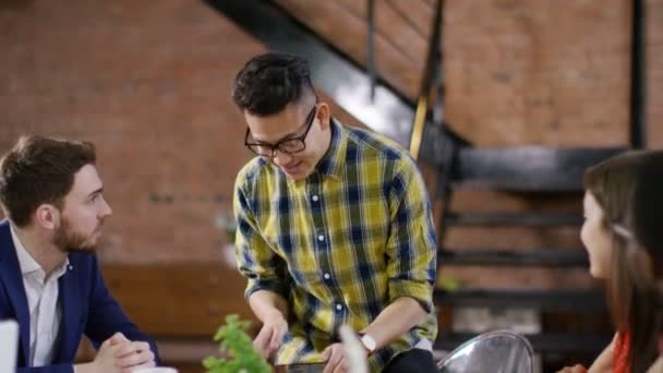 Equipo de negocios mirando las cifras de ventas — Vídeo de stock