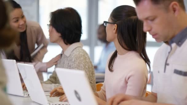 Estudantes trabalhando em computadores — Vídeo de Stock