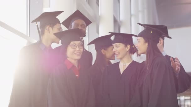 Vuxenstuderande på graduation dagen — Stockvideo