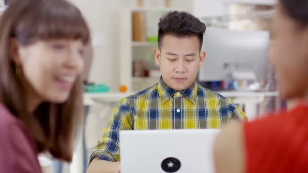 Worker working on computer — Stock video