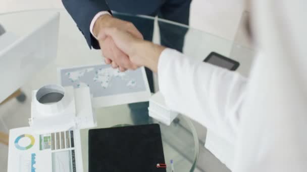 Business men shake hands on a deal — стоковое видео