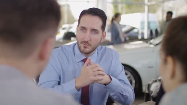 Couple taking key to new car — Stock video