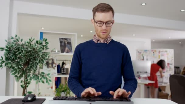 Homme professionnel travaillant à l'ordinateur — Video