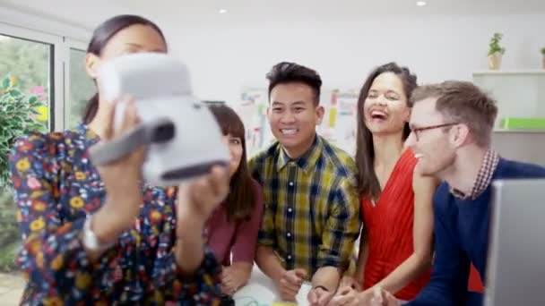 Team poseren voor selfie — Stockvideo