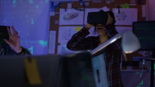 Programmerare som provar virtuell verklighet tittare — Stockvideo