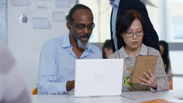 Estudantes maduros trabalhando em computadores — Vídeo de Stock