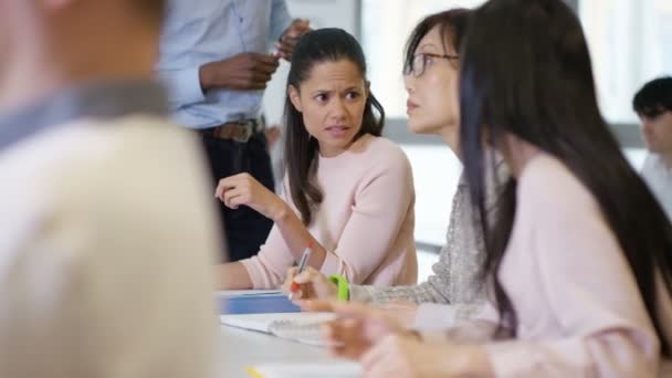 Estudantes conversando na aula de educação — Vídeo de Stock