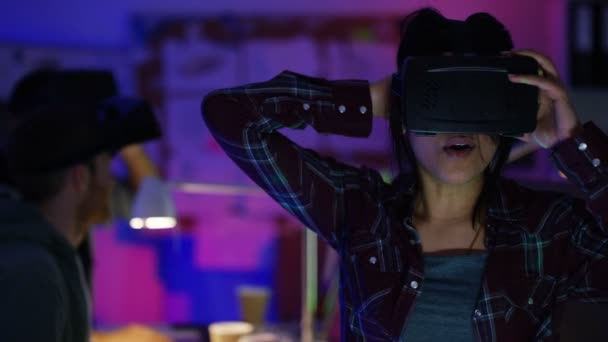 Programátoři vyzkoušet virtuální realita diváků — Stock video