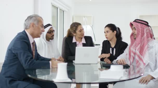 Zakenvrouwen in onderhandeling met ondernemers — Stockvideo