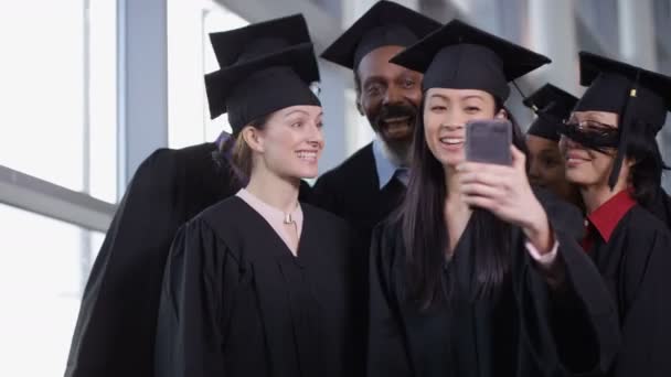 Reife Schüler am Abschlusstag — Stockvideo