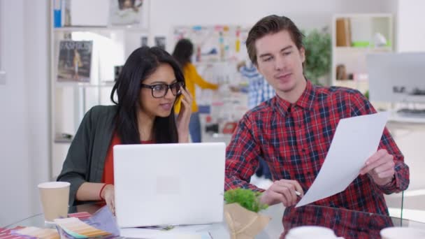 Workers discussing ideas — Stock Video