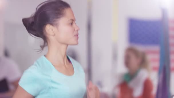 Mujer charla con un amigo como ella hace ejercicio — Vídeos de Stock