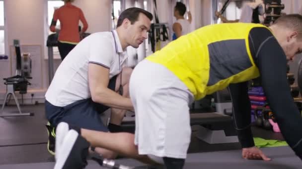 Trainer working out with personal trainer — Αρχείο Βίντεο