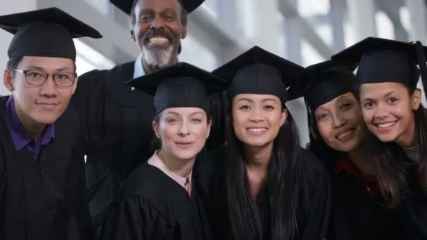 Estudiantes maduros en el día de la graduación — Vídeo de stock