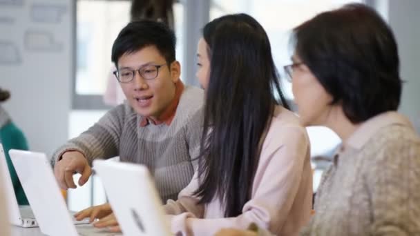 Étudiants travaillant sur ordinateur