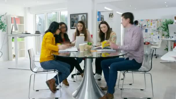 Workers in fashion magazine office — Αρχείο Βίντεο