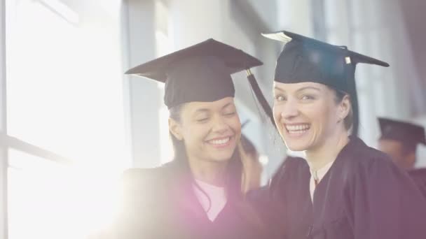 Estudiantes maduros en el día de la graduación — Vídeo de stock