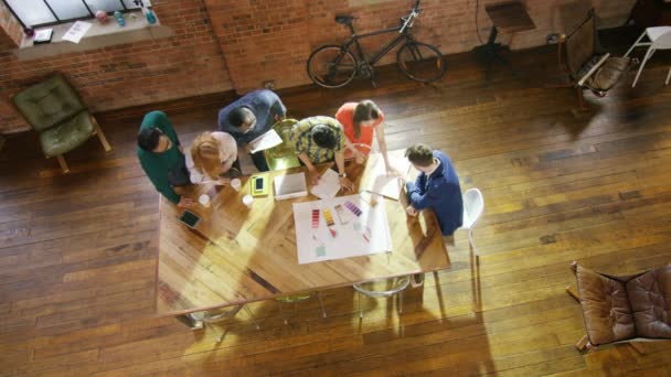 Equipo de negocios en reunión con un cliente — Vídeo de stock