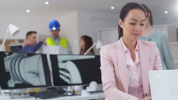 Ingénieur travaillant dans le bureau — Video