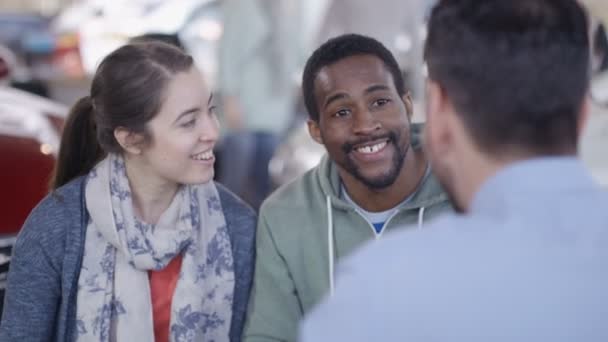 Couple prenant la clé de la nouvelle voiture — Video