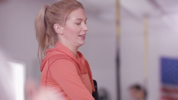 Mulher treinando na máquina de correr — Vídeo de Stock