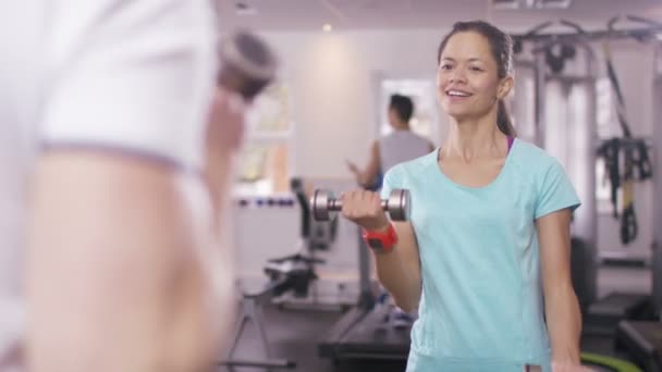 Mujer haciendo ejercicio con entrenador personal — Vídeos de Stock