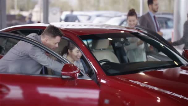 Amigos femininos levam chave para carro novo — Vídeo de Stock