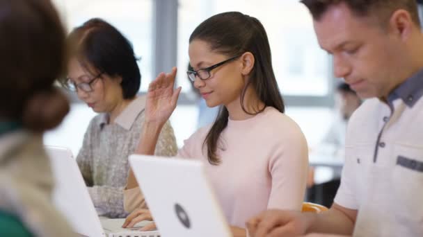 Volwassen student in onderwijs klasse — Stockvideo