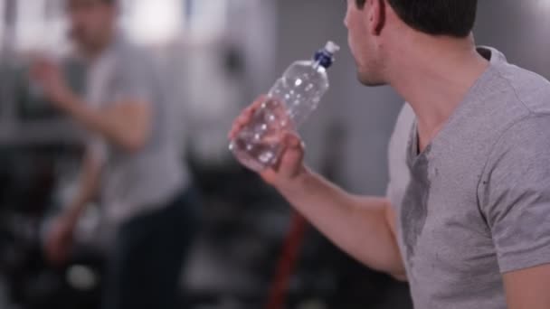 Homem fazendo uma pausa do treinamento — Vídeo de Stock